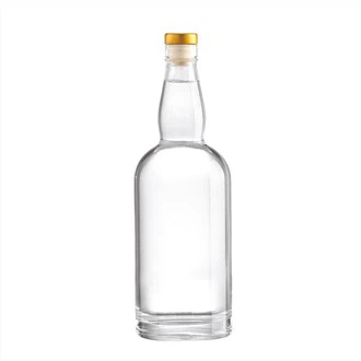 Hohe weiße Wodka-Glasflasche