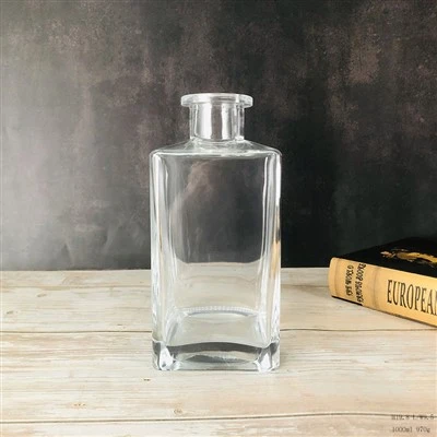 Transparente quadratische Whiskyglasflasche