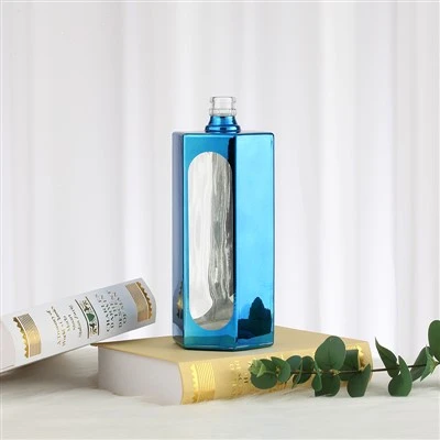 Blaue galvanisierte und weiße Glasflasche
